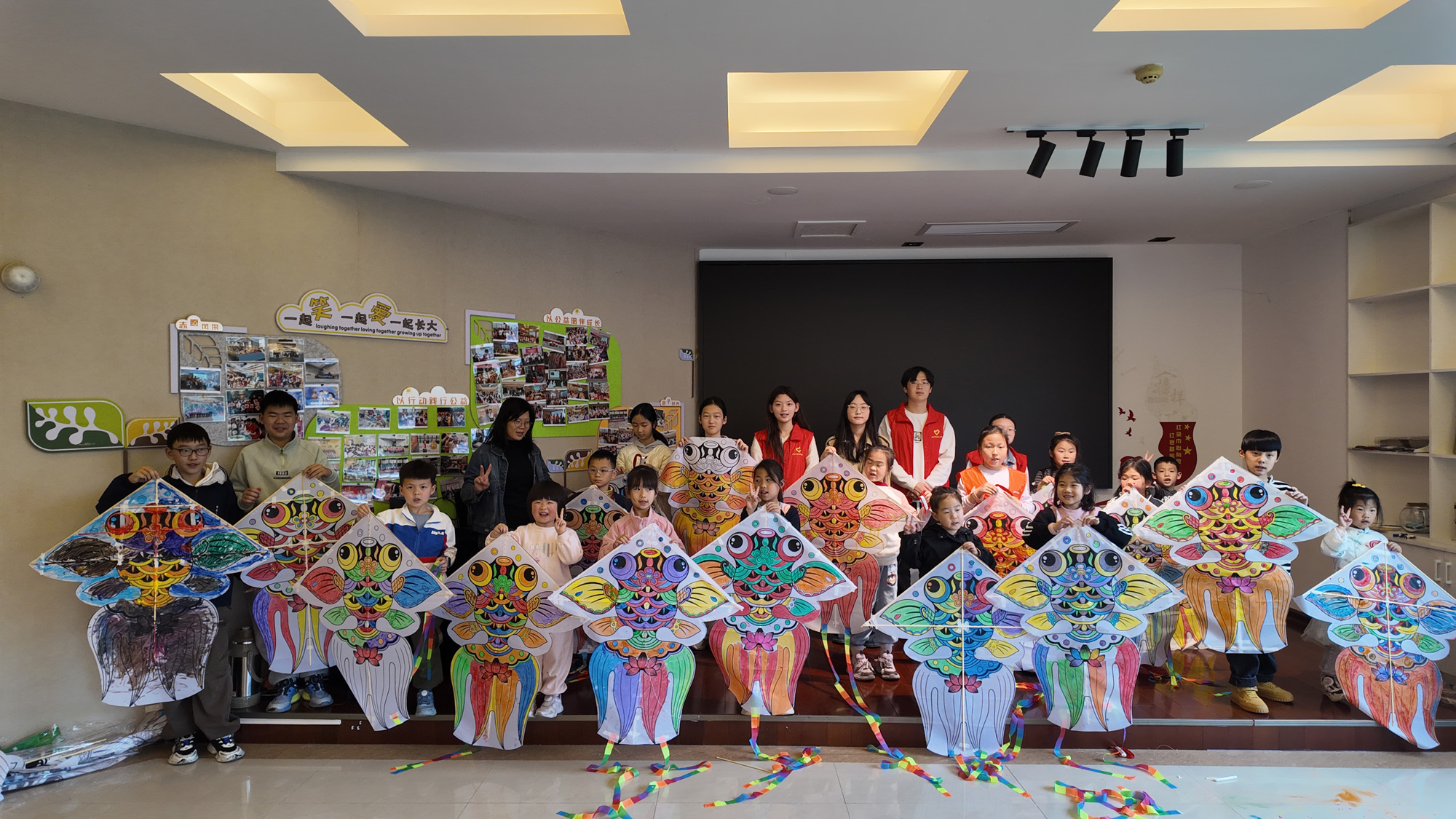 春风托纸鸢，童趣满蓝天